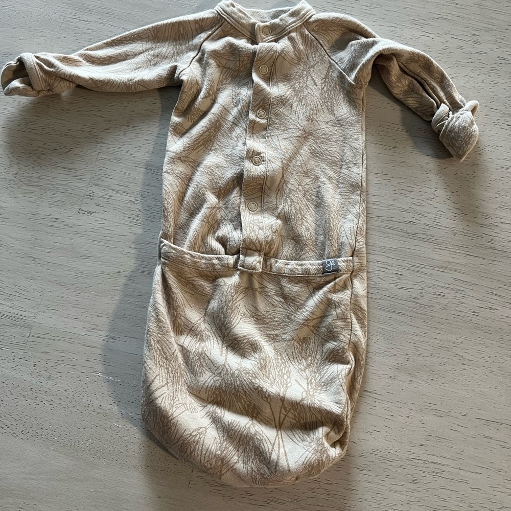 Goumi Gown